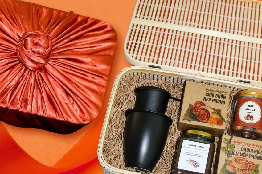 Vietnamese gifts for foreigners during Tet, bringing the warmth of family gatherings