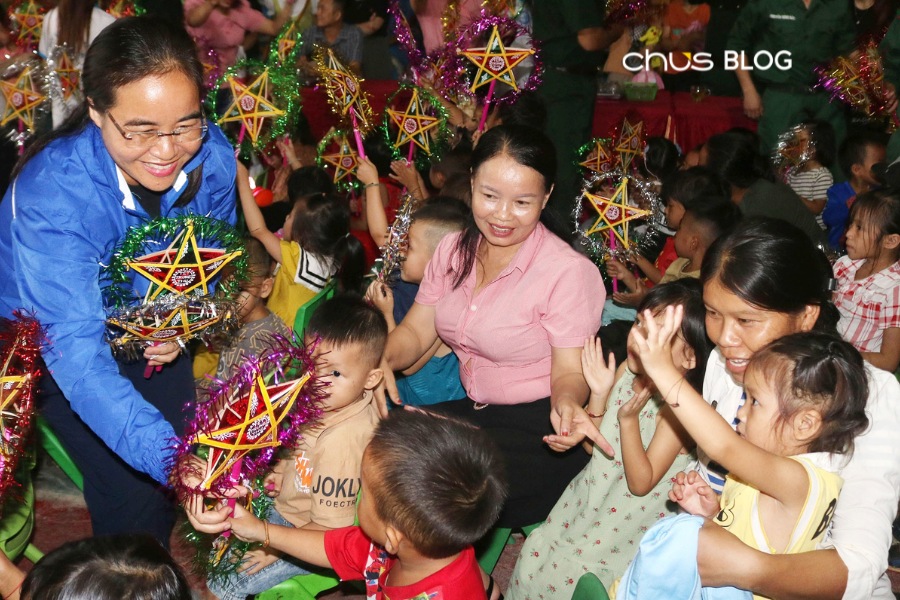 Mỗi món quà đều mang trong mình thông điệp yêu thương và biết ơn sâu sắc.