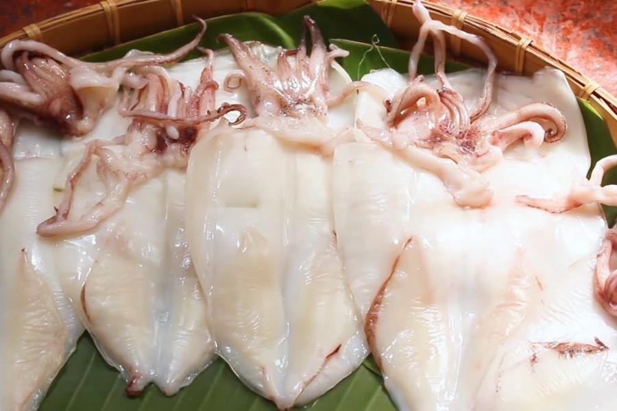 Mực một nắng vàng ươm, hương vị biển cả đậm đà trong từng miếng thịt dai giòn