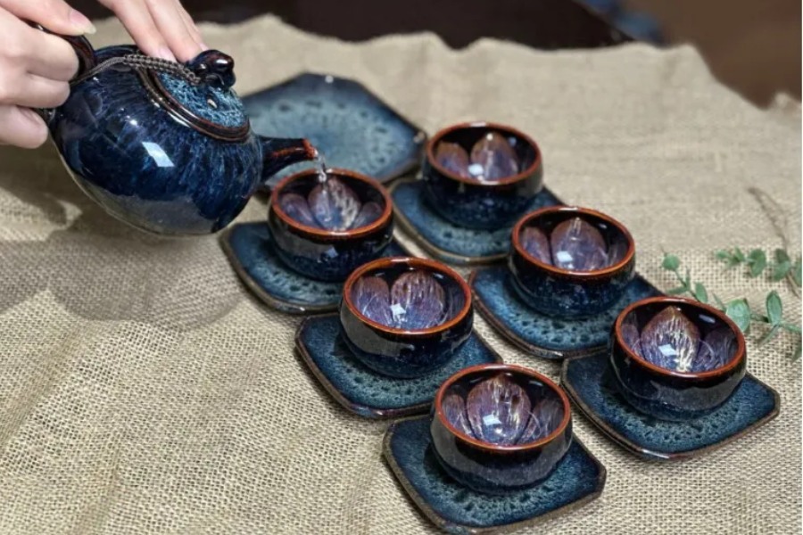 Exquisite ceramic products from skilled artisans' hands