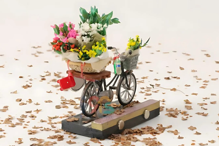 Small decorative items featuring the Capital's architectural symbols