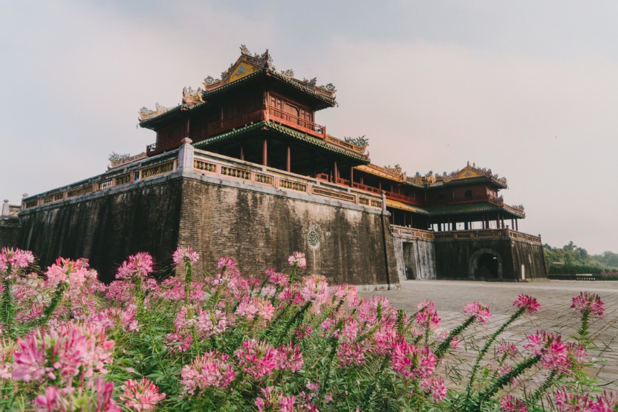 Hương sen thoảng nhẹ bên dòng sông Hương - nét đẹp thơ mộng của cố đô Huế.