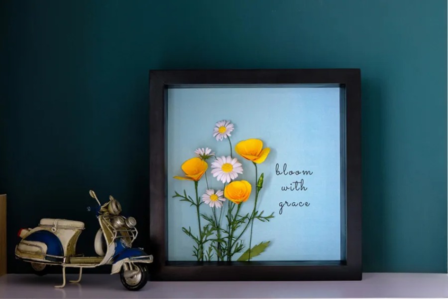 Tranh hoa giấy nhiều màu sắc - nghệ thuật gấp giấy tinh xảo của Huế.