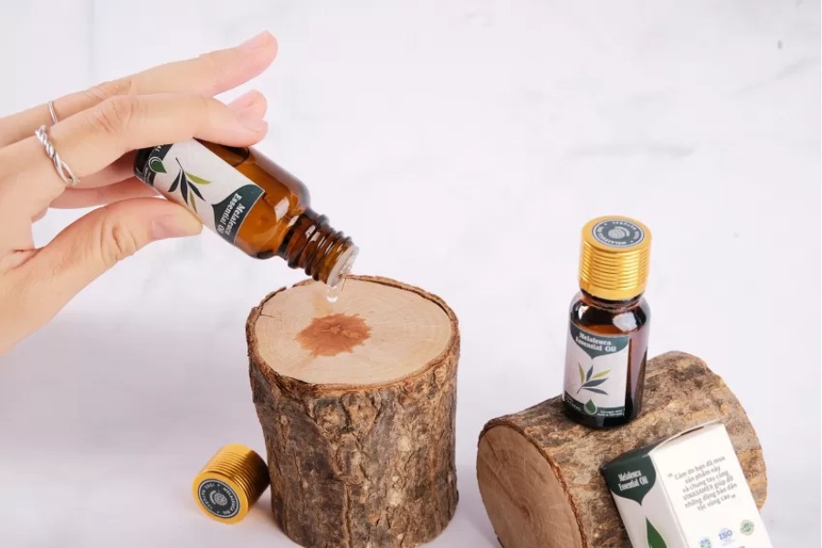Tinh dầu tràm Huế trong chai nhỏ xinh - bảo bối chăm sóc sức khỏe.