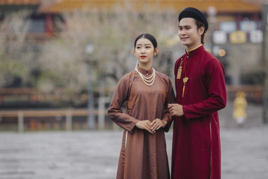 Áo dài Huế tím ngọt ngào - nét đẹp duyên dáng của phụ nữ cố đô.