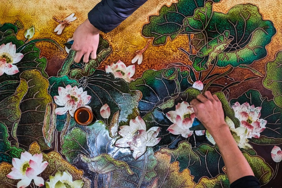 Tranh pháp lam Huế - Món quà lưu niệm mang đậm chất hoàng gia, tinh tế trong từng đường nét và màu sắc.