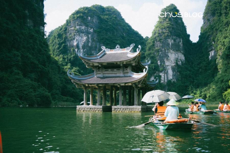 Collection of Vietnamese souvenirs rich in national identity