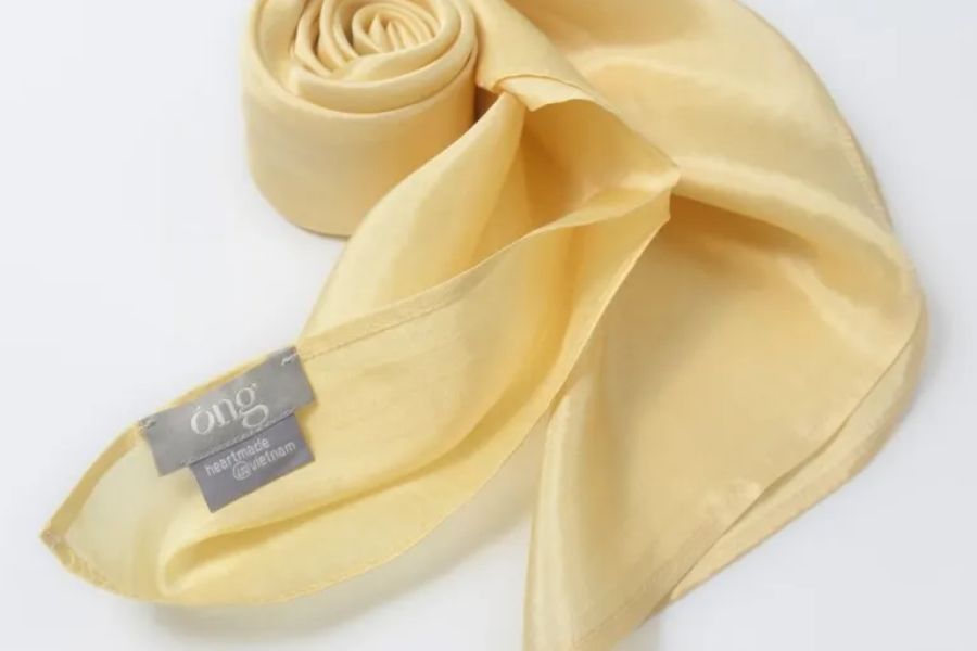 Ảnh 07. Khăn lụa tơ tằm mang sự mềm mại và sang trọng từ thiên nhiên