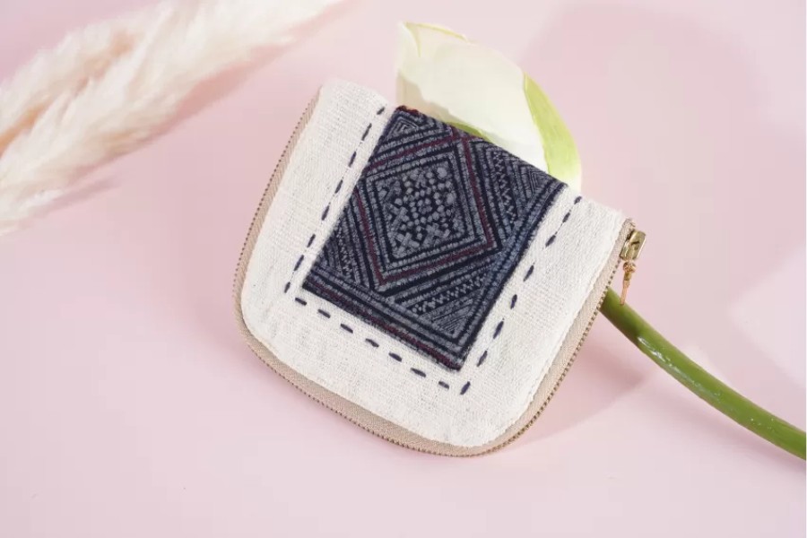 Handmade brocade - souvenirs with strong ethnic identity