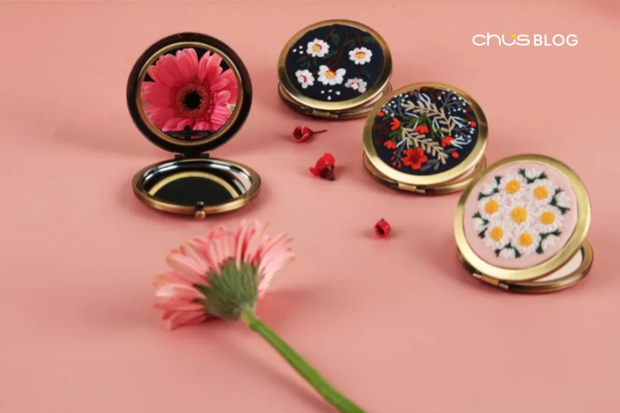 Exquisite handcrafted accessories carrying strong traditional cultural marks