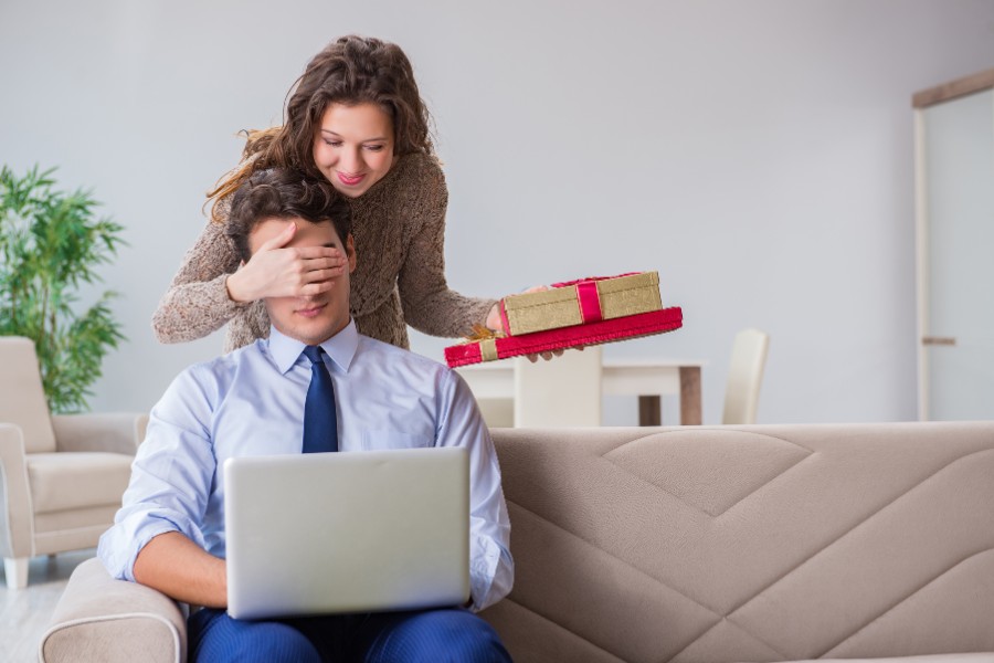 Cách chọn quà phù hợp với từng mốc thời gian trong mối quan hệ