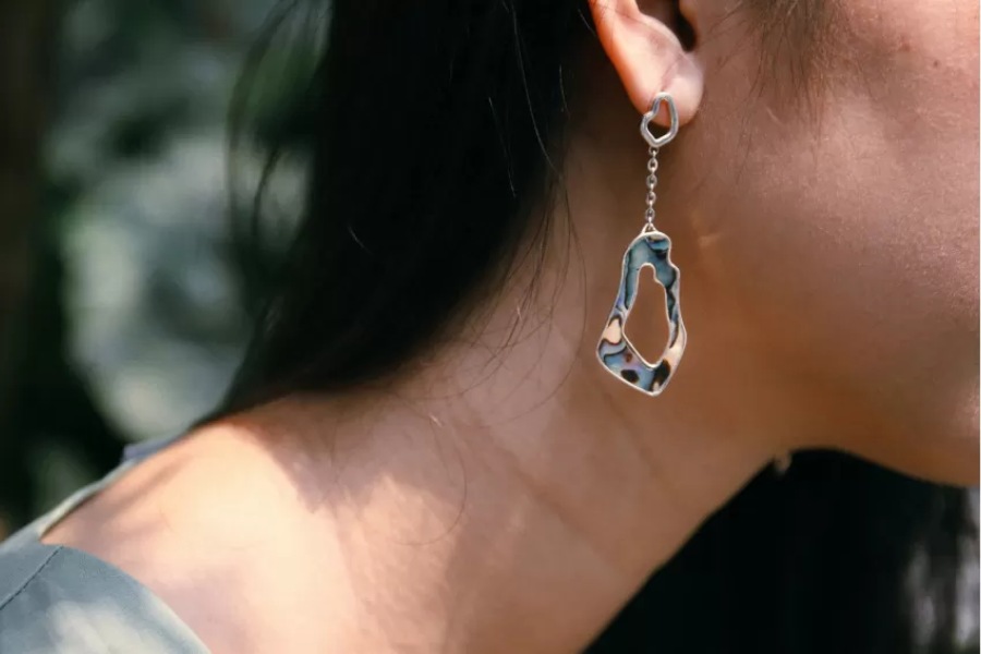 Elegant jewelry that enhances the sophisticated beauty of a 40-year-old woman