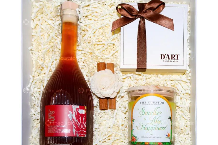 Gift box combining candles and chocolate for a sweet and romantic birthday