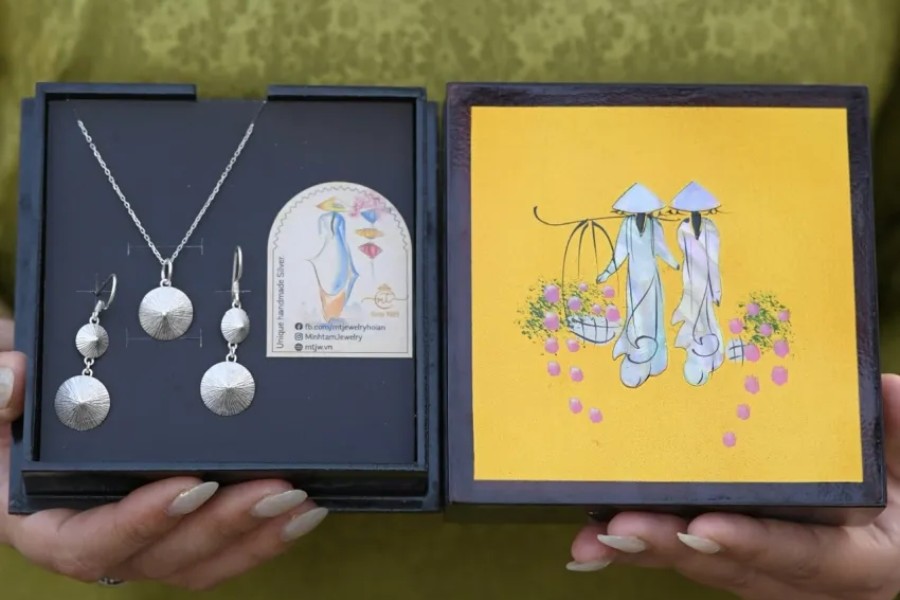 Trang sức handmade và khăn choàng cao cấp giúp mẹ tỏa sáng với phong cách thanh lịch
