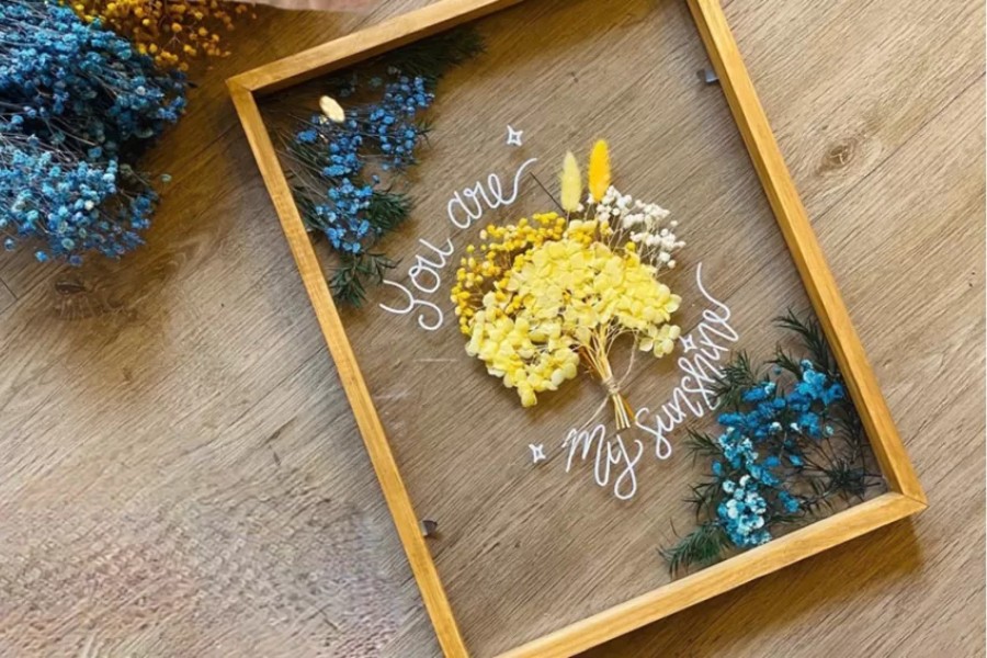 khung tranh hoa khô và đồ trang trí gốm handmade tạo không gian ấm cúng cho tổ ấm