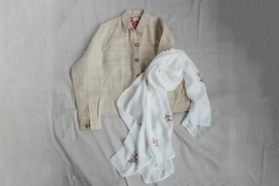 Khăn lụa linen thêu hoa tinh tế - món phụ kiện đa năng vừa đẹp vừa thực dụng