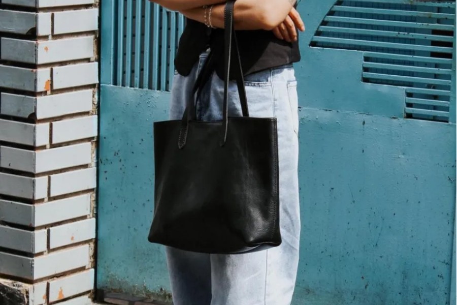 Exquisite genuine leather handbag - one of the most popular birthday gifts for wives