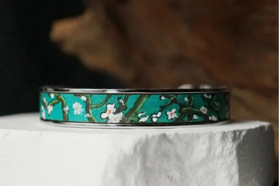 Handmade bracelet with premium materials and delicate design