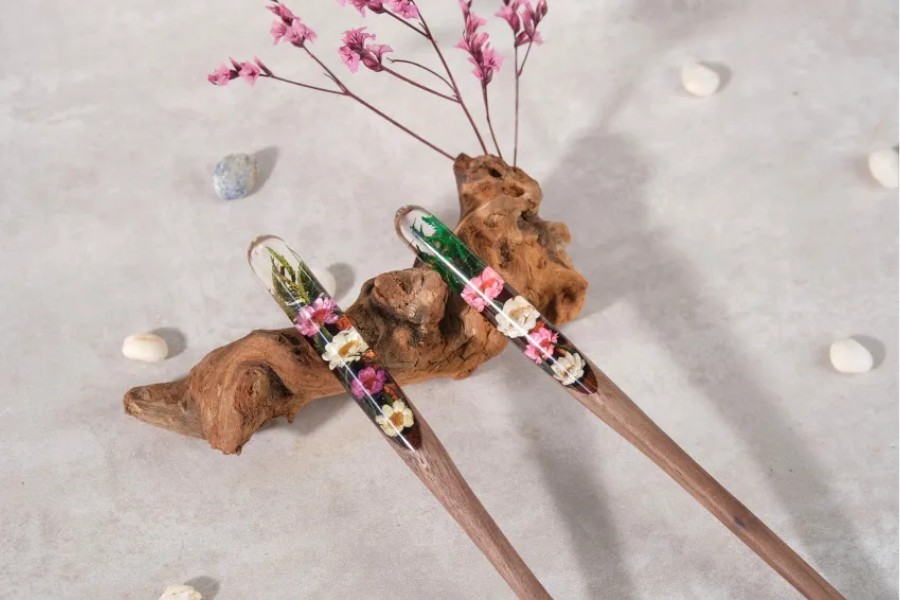 Hair pin with delicate design in classic style
