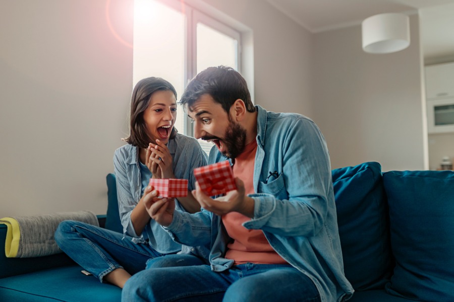 Khoảnh khắc trao quà đặc biệt - nơi tình yêu được thể hiện qua từng cử chỉ
