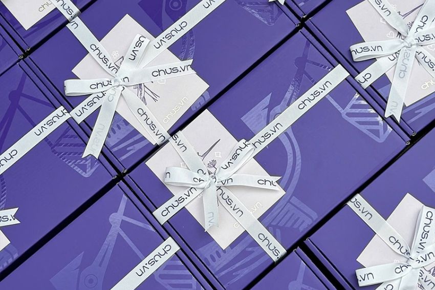 Image 05. Gift sets with brand colors to enhance recognition