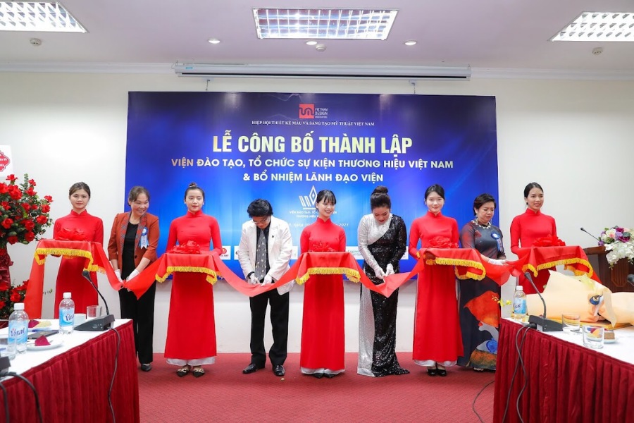 Biểu tượng phong thủy truyền thống với hình ảnh cá chép vượt vũ môn mang ý nghĩa thăng tiến