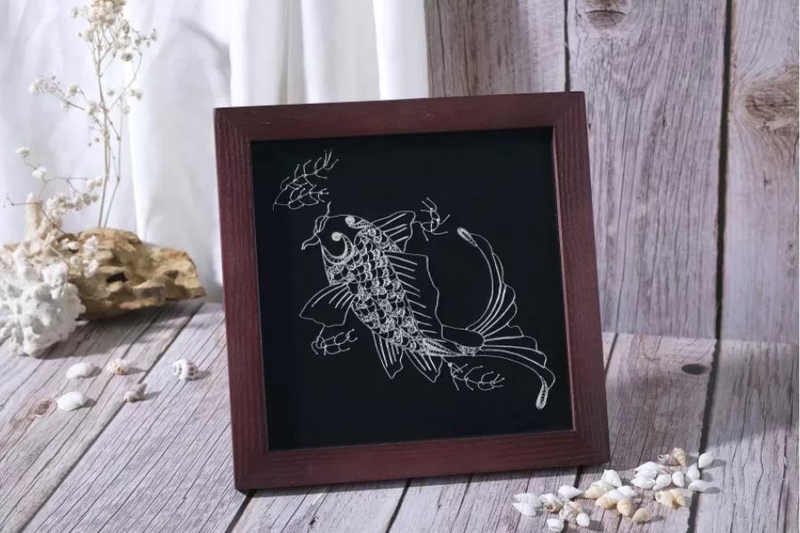 Tranh bạc đậu tinh xảo với họa tiết cá chép vượt vũ môn - biểu tượng thành công vượt bậc