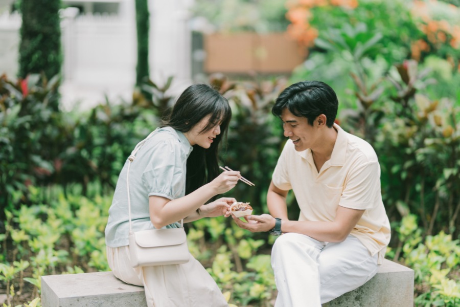 The moment of gift-giving is always the most beautiful moment of a first date