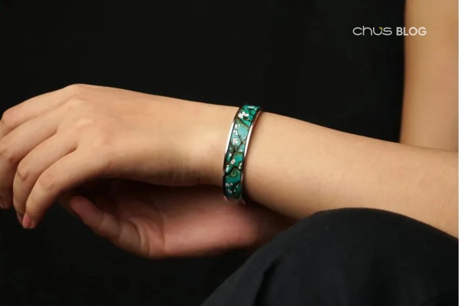 Vòng tay thép bọc da vẽ tay thủ công là món quà thời trang độc đáo giúp tôn lên phong cách cá nhân trong mùa hè