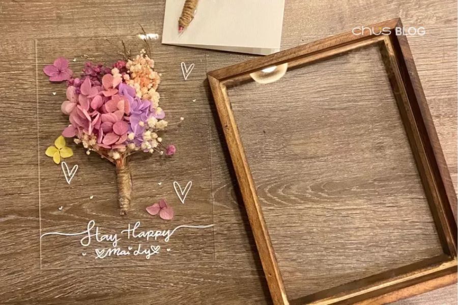 Khung tranh hoa khô thủ công mang đến không gian sống sự tươi mát và sang trọng trong những ngày hè oi bức