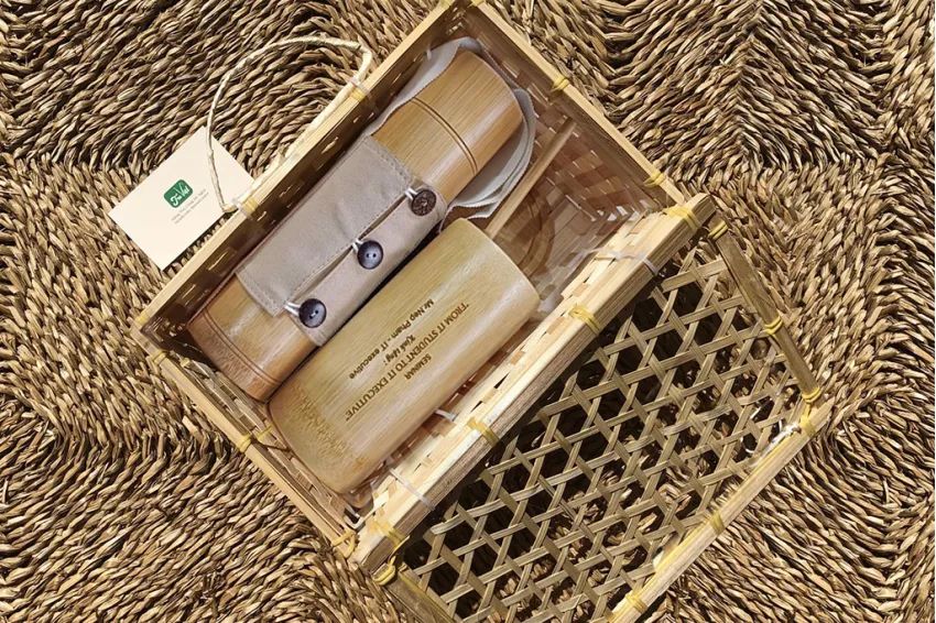 Set bình giữ nhiệt và ly tre vừa thân thiện môi trường, vừa thiết thực cho nhân viên