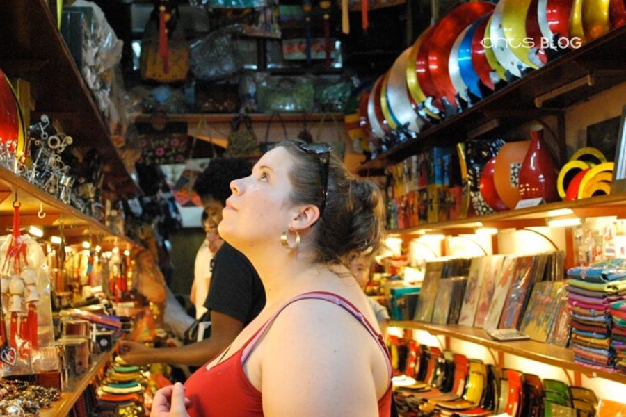 Foreign tourists love Vietnamese handicrafts