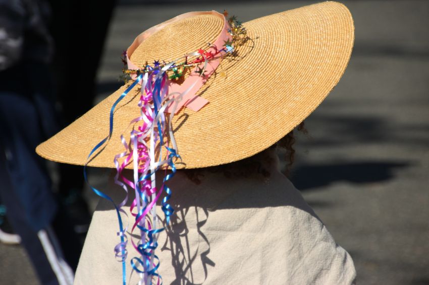Image 02. Using a wide-brimmed hat is a heat relief solution for outdoor activities