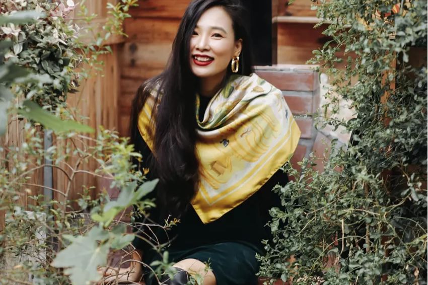 Image 03. Lightweight versatile scarves made from natural materials help protect your body from heat and sun