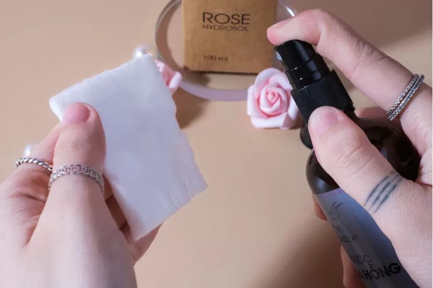Image 05. Compact mineral spray bottle helps instantly soothe skin during hot summer days