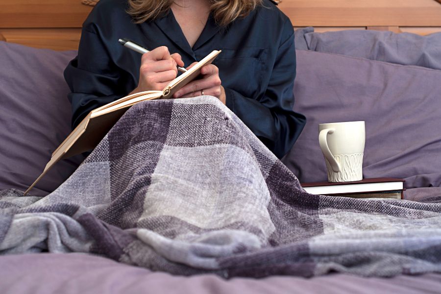 4 Sleep journal có thể được ghi trên sổ tay, ứng dụng điện thoại, hoặc bảng tính Excel tùy theo sở thích và thói quen của mỗi người