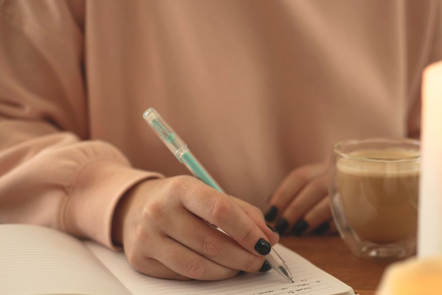 7 Việc ghi chép sleep journal cần được duy trì đều đặn ít nhất 2-3 tuần để có đủ dữ liệu phân tích hiệu quả