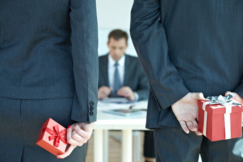 Ảnh 01. Chọn quà tặng cho lãnh đạo gửi gắm sự tri ân chân thành
