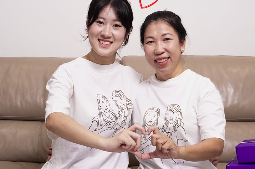 Ảnh 01. Người phụ nữ yêu thương xứng đáng với món quà tặng ấm áp