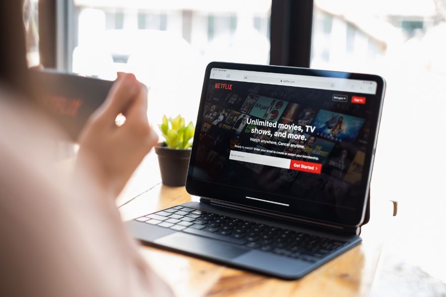 Chọn mua gói Netflix tặng bạn trai ở xa