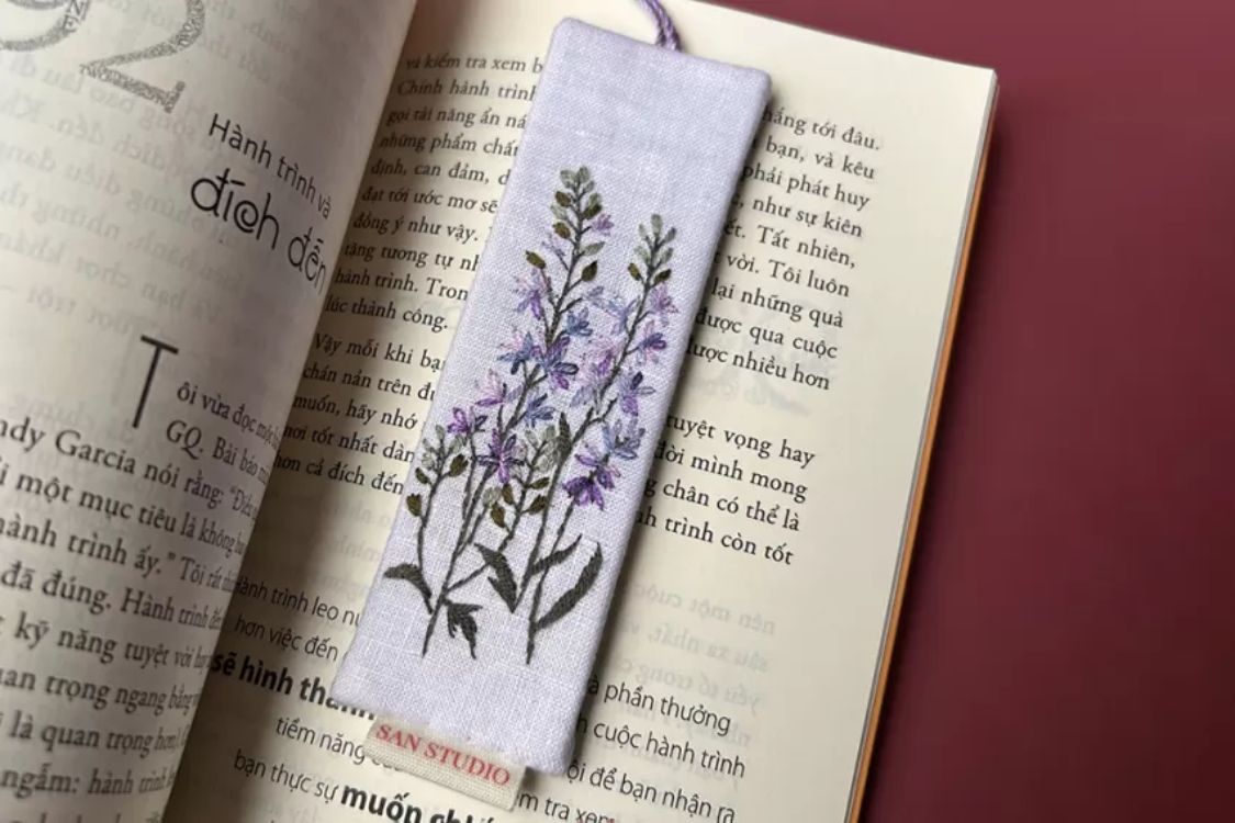 7. Tặng sách kèm đánh dấu sách bookmark