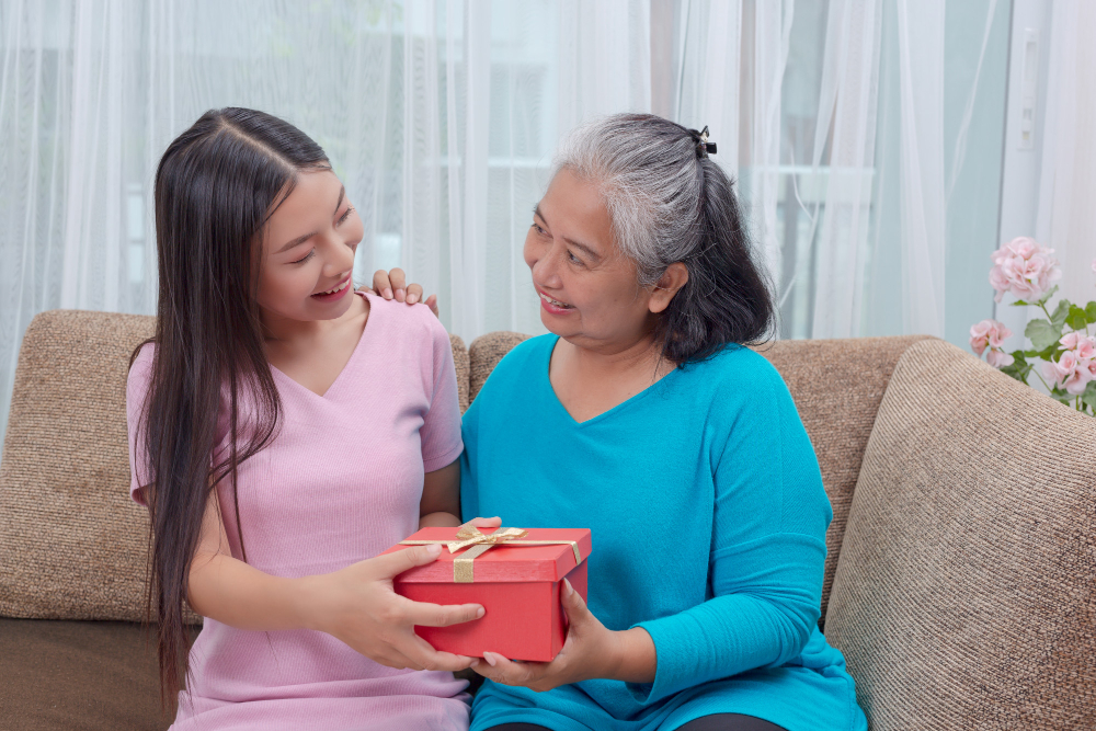 Những người lớn tuổi thường sẽ trân quý những món quà hiện vật