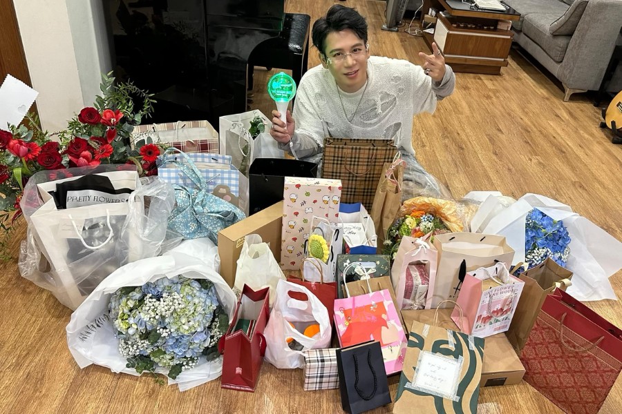 A touching moment when talented artist Do Hoang Hiep receives gifts from fans
