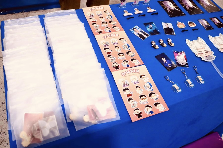 Free stickers and keychains of idols given to each other by fans