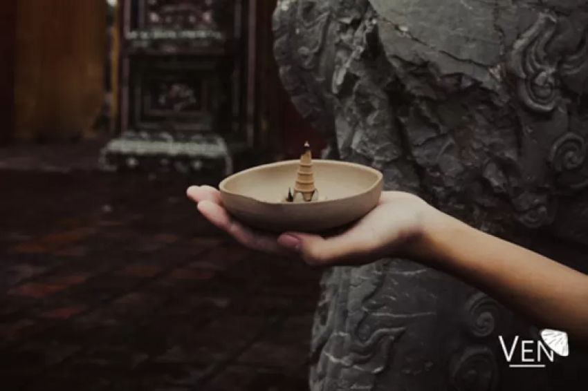 Comparison of ghost offerings and Vu Lan Festival shows clear differences