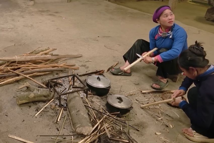 Ms. Thong sitting and preparing bamboo rice for the artists (Gia Dinh Haha)