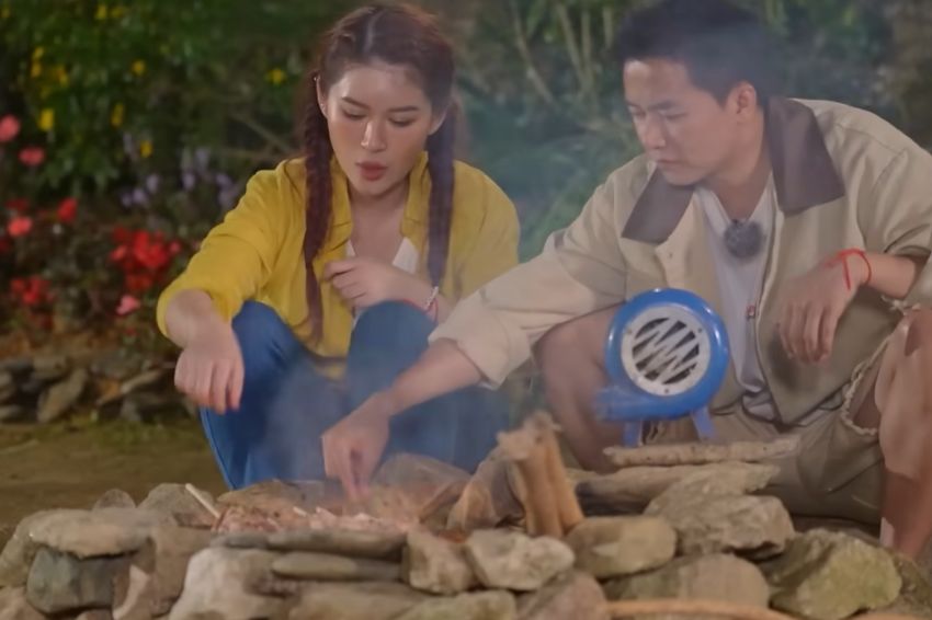 NNgoc Thanh Tam, Bui Cong Nam grilling pork during a cool evening (Gia Dinh Haha)
