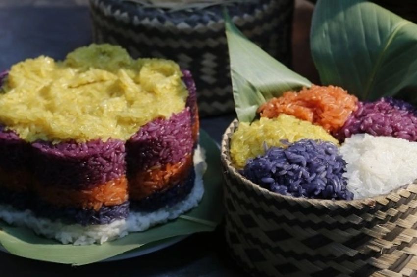 Five-color sticky rice carrying meanings of luck and prosperity