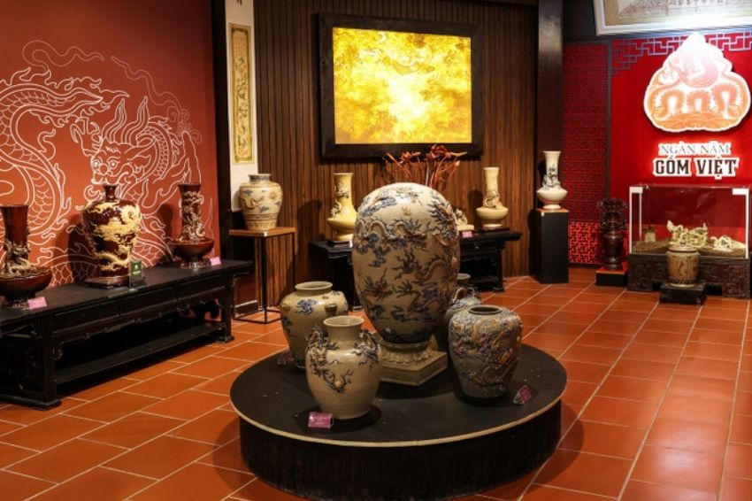 Traditional dragon and phoenix patterns on Bat Trang ceramics