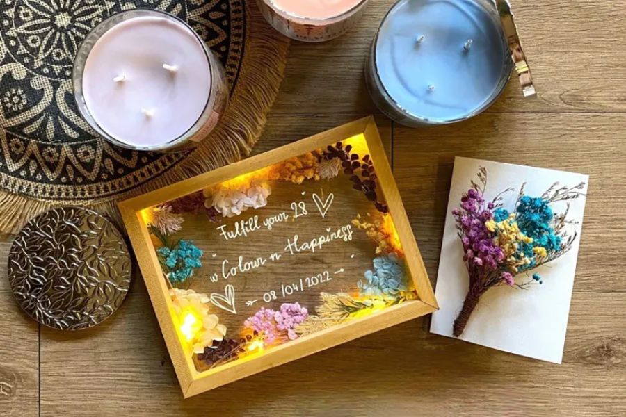 Image 02: Personalized dried flower art - gifts that preserve memories and personal messages